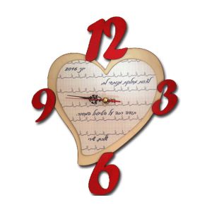 שעון לב מעץ